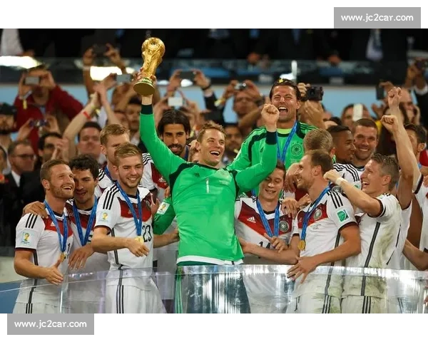 诺伊尔引领现代门将革命与拜仁荣耀时代的守护传奇足球历史中的巅峰